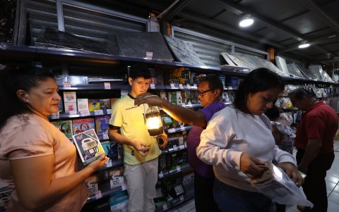 La ciudadanía que adquirió los focos recargables tienen hoy problemas para cargarlos precisamente debido al incumplimiento de los horarios.