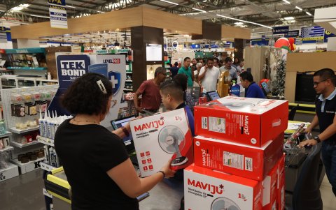 Local. En los negocios especializados en vender todo para el hogar se observaron largas filas de clientes que compraron focos y ventiladores recargables.