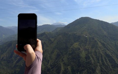 Una persona tomando una foto del cráter del volcán Cerro Machín en Toche