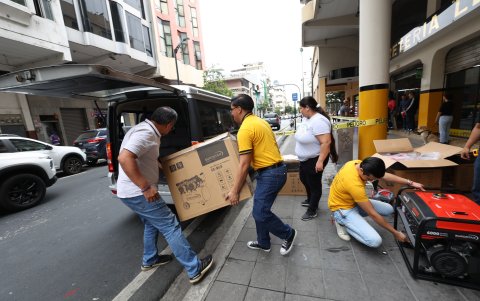Negocio. Usuarios acuden a ferreterías para conseguir los generadores de energía eléctrica para negocios, pero también para la casa.