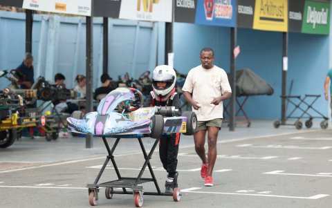 Ale y su padre trabajan integralmente en el monoplaza, ella como piloto y él como mecánico. No hay fallas.