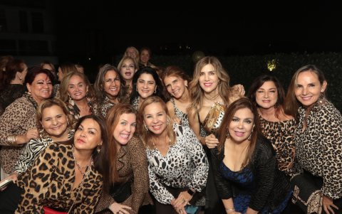 Una foto grupal de la cumpleañera y sus amigas.