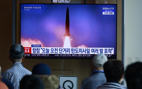 Personas ven una transmisión de noticias en una pantalla de televisión en una estación de tren en Seúl, Corea del Sur, el 18 de septiembre de 2024.