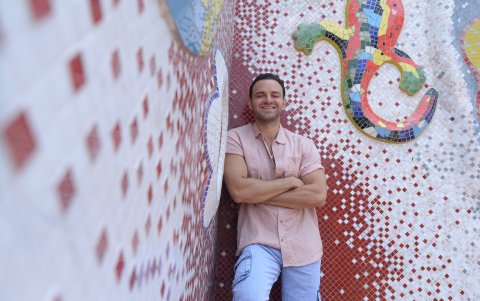 No solo canta, además compone.