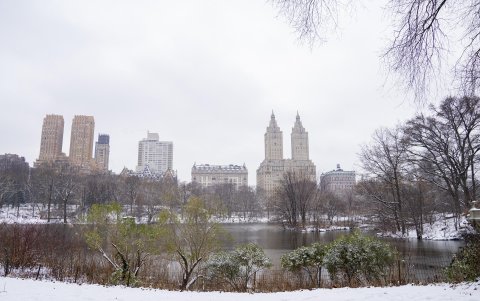 Una vista panorámica de Manhattan desde el lago de Central Park en Nueva York (EE.UU.).