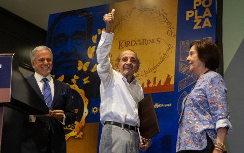 En el encuentro, el escritor Carlos Béjar Portilla también recibió un reconocimiento, por su notable trayectoria.