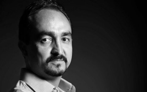 César Eduardo Carrión es docente, ensayista especializado en literatura y cultura latinoamericana. Sus poemas han sido traducidos al inglés, francés y portugués.