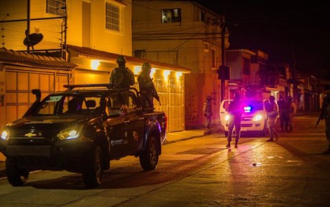 Militares patrullando por las calles de Guayaquil.