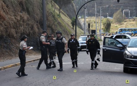 Agentes de la Policía cercaron el sitio donde quedó el auto atacado con disparos, en El Trébol.