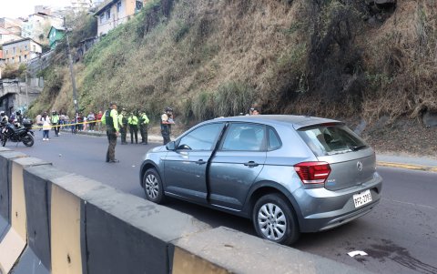 El auto fue atacado cuando circulaba en el sector de El Trébol, centro de Quito.