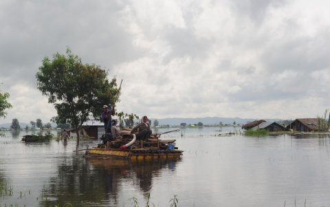 Personas caminan a través de la inundación con balsas improvisadas en el campamento de personas desplazadas internamente de Naung Khaing, estado de Kayah (Karenni).