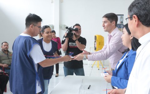 Los jóvenes de la fundación entregaron obsequios elaborado por ellos.