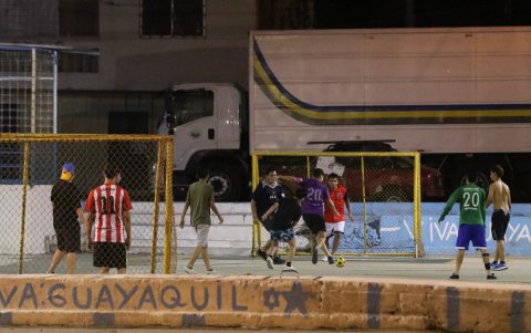 Irrespeto. Jóvenes jugaron fútbol en un parque en Mapasingue oeste, pese al toque de queda.