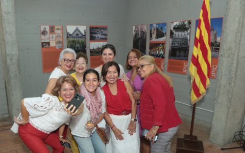 Grupo de Danza de Sardana: Carmen Nan, Norma Nan, Malú Rivadeneira, Gina Vásquez, Mabel Bravo, Camila Valdiviezo, Catalina Suárez y Carmen Morales.