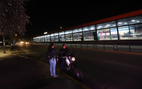 Al contrario de un día norma, en la parada Seminario Mayor del Corredor Sur Occidental había pocos usuarios el día del apagón.