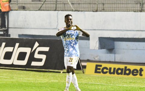 Maicon Solís es extremo, pero ha terminado jugando como delantero por la falta de opciones.