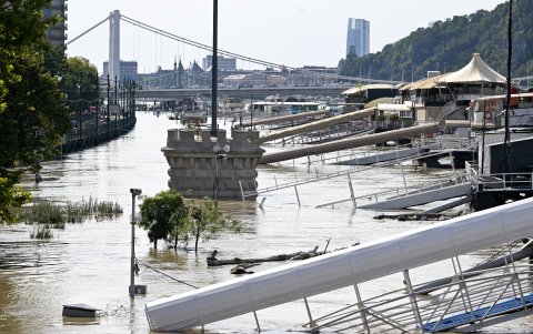 Un terraplén inferior del desbordado río Danubio está sumergido en el centro de Budapest, Hungría, el 20 de septiembre de 2024.