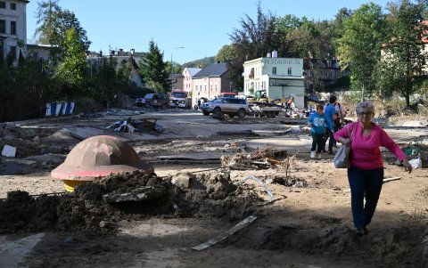 Los lugareños caminan junto a los escombros en las calles después de las inundaciones en Ladek-Zdroj, suroeste de Polonia, el 20 de septiembre de 2024.