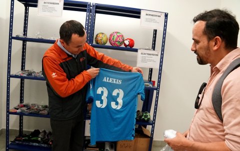 Durante una de las inspecciones en los vagones del Metro, el personal encontró un uniforme deportivo completamente nuevo.