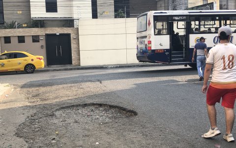 Riesgo. En Barrio Lindo, motociclistas, ciclistas y conductores de vehículos se han visto afectados por el problema.
