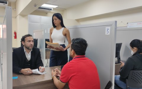 consultorios jurídicos universitarios en Ecuador brindan asistencia legal gratuita