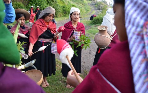 En Salasaka. En esta población de Pelileo, las mujeres dirigen la fiesta de la fertilidad. Se mantiene la tradición ancestral del tejido.
