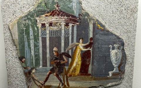 Penélope teje a la espera de Ulises... ante el Coliseo de Roma.