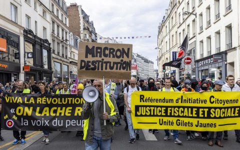 Manifestantes sostienen un cartel del primer ministro Michel Barnier y del presidente francés Emmanuel Macron durante una protesta en París, este sábado 21 de septiembre.