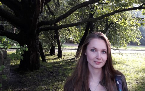 La obra recuenta la vida de la autora, su madre y su abuela.