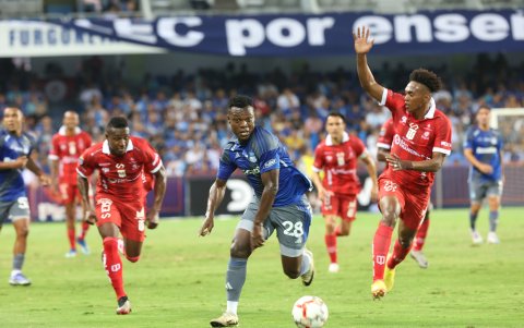 Emelec enfrentando a Técnico Universitario en el estadio George Capwell