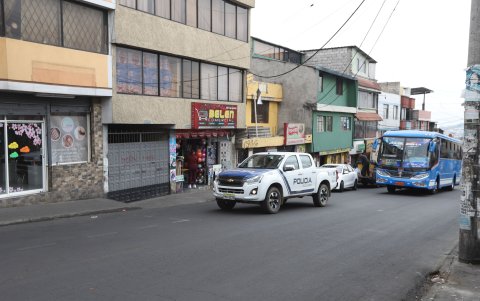 Policía. Ayer, los uniformados recorrieron el lugar. Es el tercer atentado en el mismo sector, dicen los moradores.