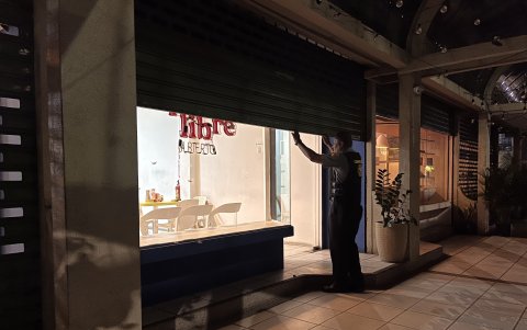 Cierre. La familia de Patricio Gómez suele ir a comer pizza a las 19:45. Ahora no se queda hasta tarde. El cronograma de apagones lo confunde.