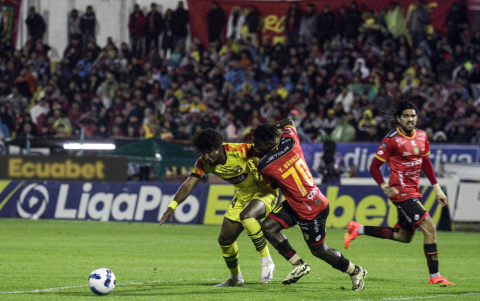 En la propuesta dice que los equipo se enfrente cuatro veces ellos en la temporada.