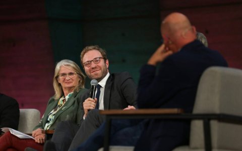 El nuevo ministro de Economía de Francia, Antoine Armand (c).