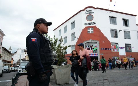 Las ventas ambulantes proliferan en los exteriores de los centros comerciales del ahorro.