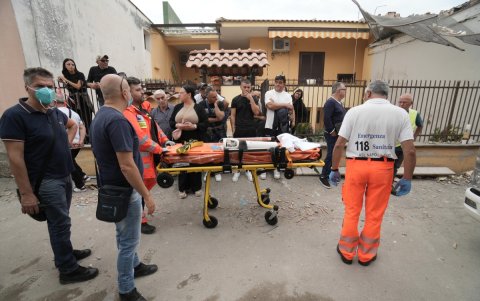 Personal de emergencia trabaja en el lugar de un edificio derrumbado en Saviano, distrito de Nápoles, sur de Italia, este domingo 22 de septiembre de 2024.