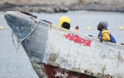 La Salvamar Alpheratz, de Salvamento Marítimo, acompañó el jueves 19 de septiembre al puerto de Los Cristianos, en Tenerife, a un cayuco con unos 80 inmigrantes a bordo localizado al sur de la isla.