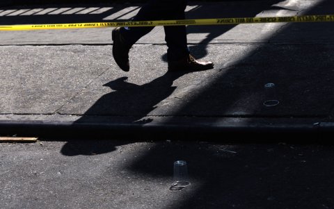 Fotografía de archivo de un policía que camina tras un cordón de seguridad en la escena de un tiroteo en Estados Unidos.