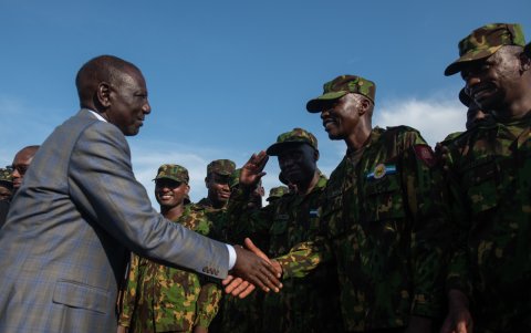 El presidente de Kenia, William Ruto, saluda a soldados a su llegada este sábado 21 de septiembre, a la ciudad de Puerto Príncipe (Haití).