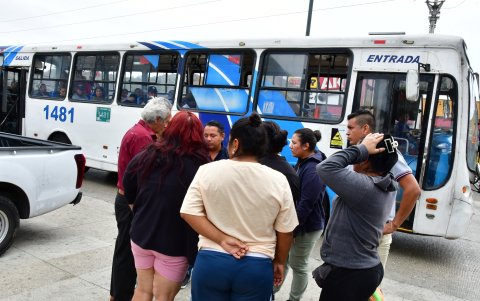Los parientes de la niña de 5 años fallecida llegaron a la morgue para retirar su cuerpo.