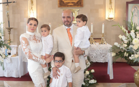 Eduardo Azar Azar y Estefanía Martini de Azar con sus hijos Liam, Lucas y Luiggi Eduardo.