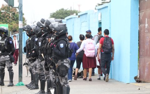 Medidas. En Durán se ordenó que policías ejecuten controles en los exteriores de las unidades educativas después de que se calcinaron cuerpos el domingo 22 de septiembre.