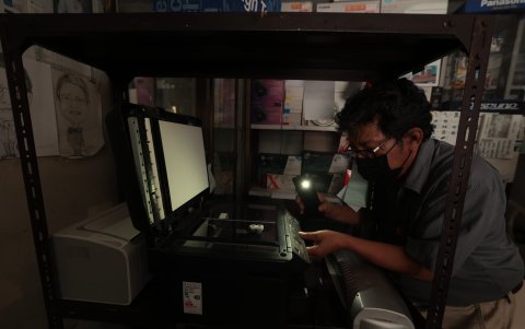 En algunas zonas del centro de la ciudad, el personal revisaba si sus equipos de trabajo no se habían dañado tras la suspensión.