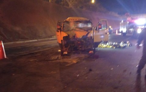 Los heridos, de entre 22 y 45 años, viajaban en la furgoneta, que se chocó en sentido Tumbaco- Quito.