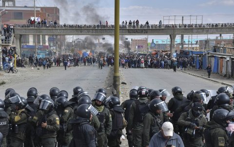 Policías controlan a los seguidores del presidente Luis Arce y del expresidente Evo Morales durante algunos enfrentamientos este domingo, en la ciudad de El Alto (Bolivia).