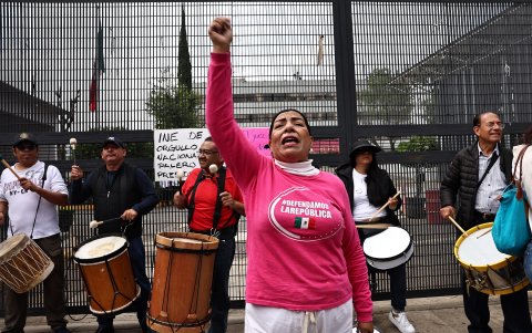 Varias personas, vinculadas con el poder judicial protestan a las afueras del Instituto Nacional Electoral (INE), este lunes, en Ciudad de México (México).