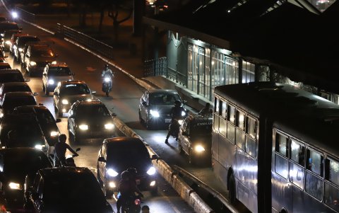 En las noches. Los conductores utilizan el carril de la Metrovía para evitar los trancones especialmente entre las 19:00 y 20:00, ya que el tráfico colapsa.