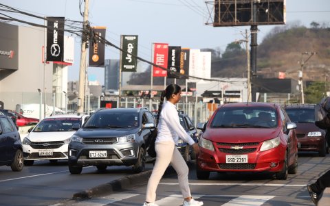 Durante el día. En la parada de Las Monjas (avenida Carlos Julio Arosemena), pese a que el carril no es compartido, se observan vehículos transitando por allí a toda hora.