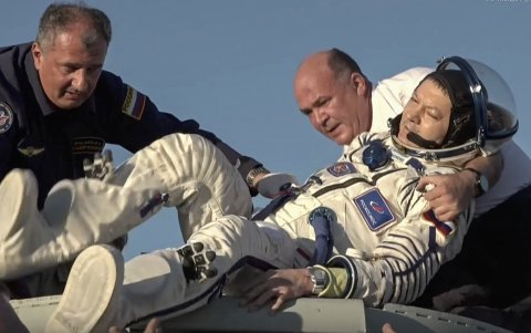 El cosmonauta Oleg Kononenko tras salir de la cápsula espacial Soyuz MS-25 poco después de aterrizar al sureste de la ciudad de Zhezkazgan, Kazajstán, el 23 de septiembre de 2024.