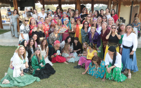 Las invitadas llenaron el lugar de color y alegría.